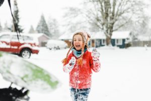 dad throws barbecue lid of snow at four year old laughing